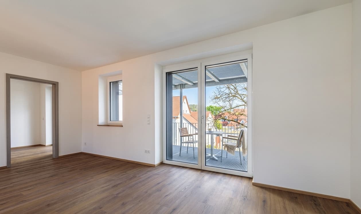 Helles Wohnzimmer mit großzügigem Blick auf Balkon und Umgebung, Stadtblick Pfullendorf